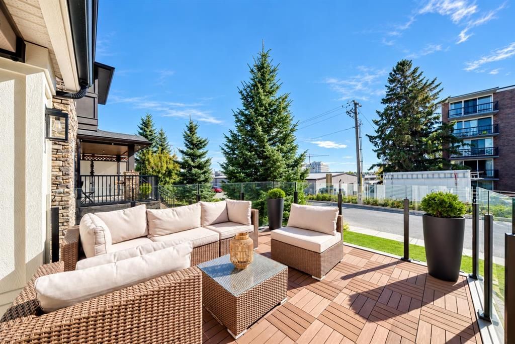 430 56 Avenue SW, Calgary — photo 5 of 45