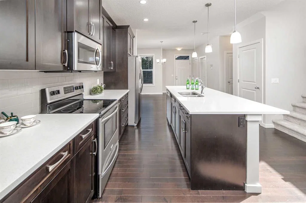 25 Marquis Place SE, Calgary — photo 5 of 37