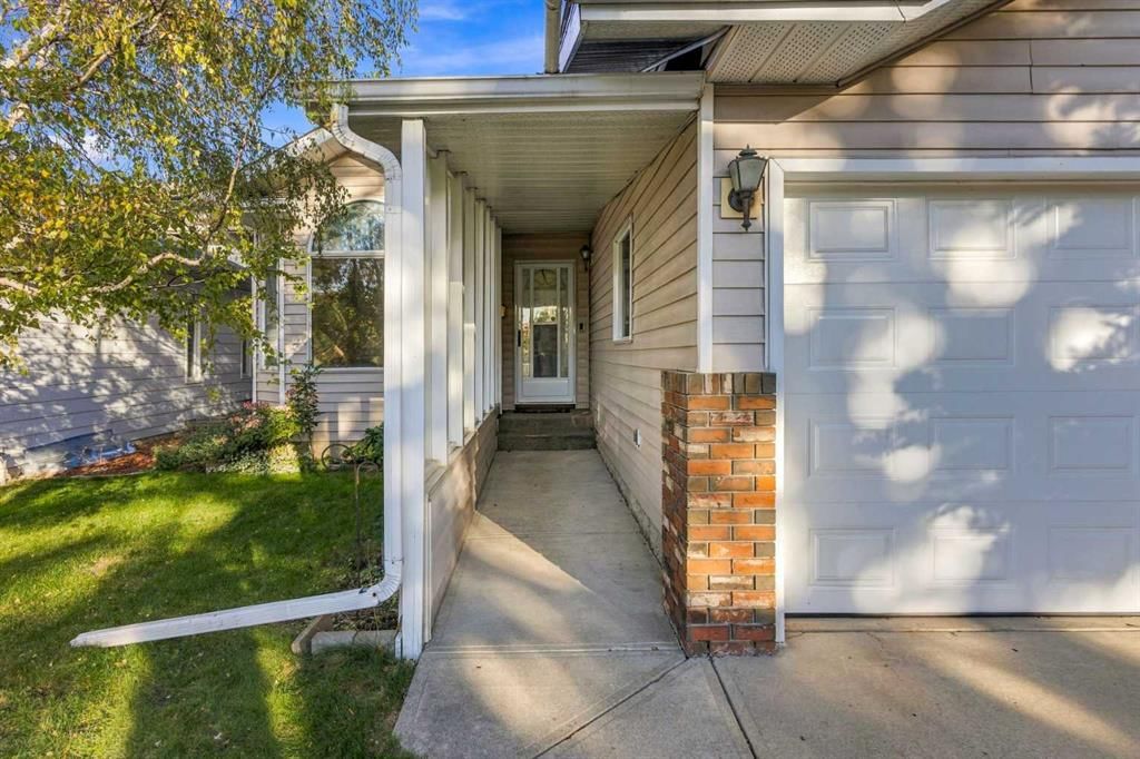 60 Sundown Way SE, Calgary — photo 2 of 35