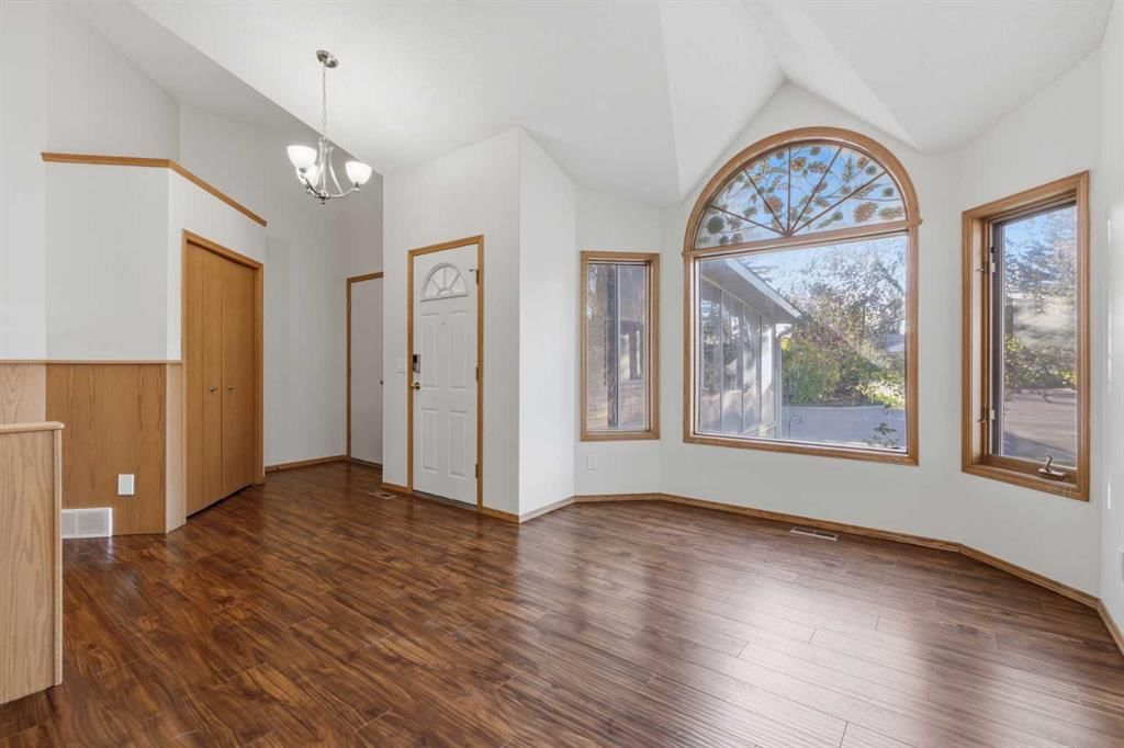 60 Sundown Way SE, Calgary — photo 4 of 35