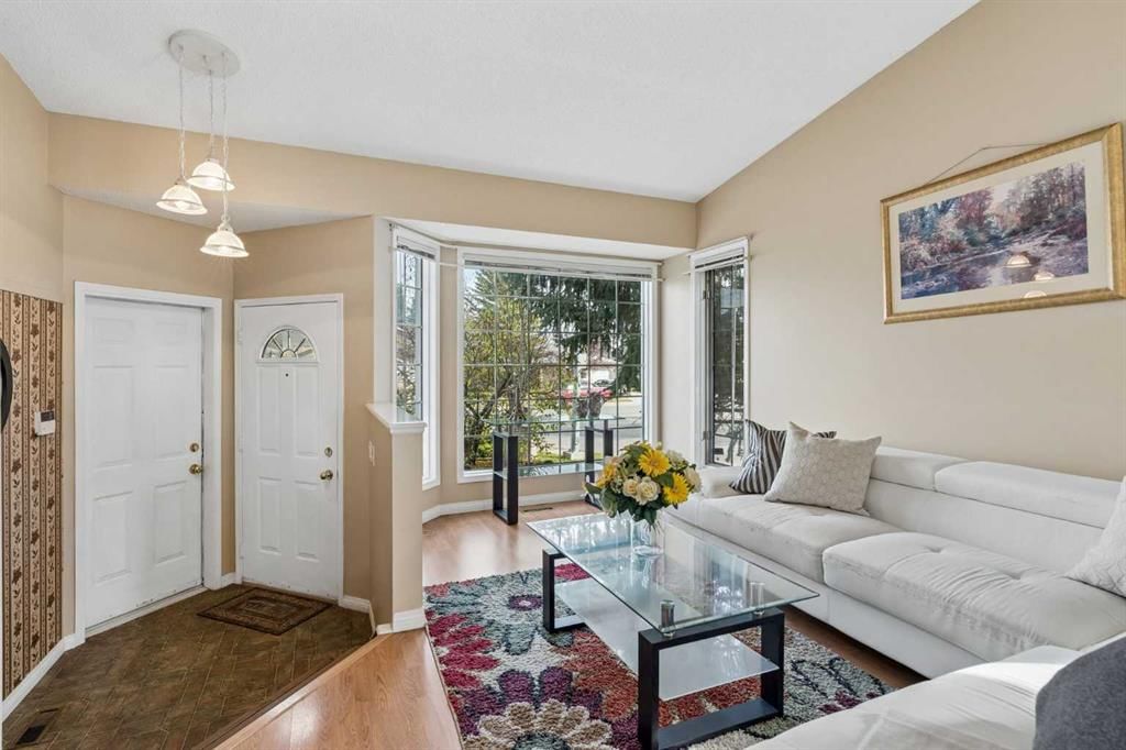 525 Shawinigan Drive SW, Calgary — photo 4 of 27