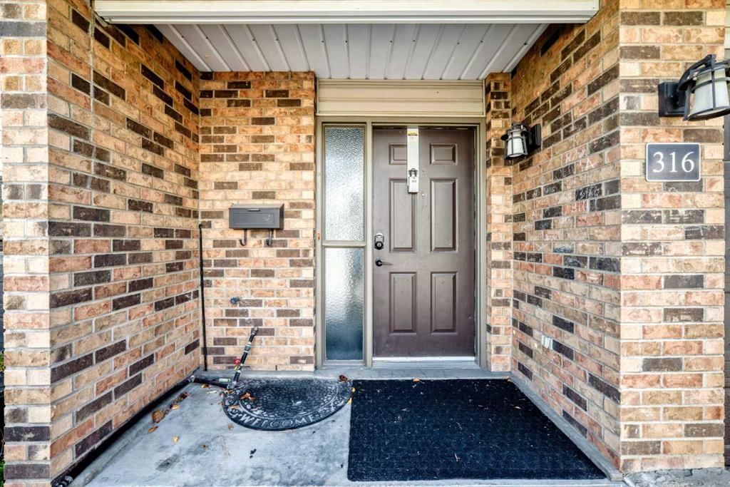 316 Coachway Lane SW, Calgary — photo 3 of 41