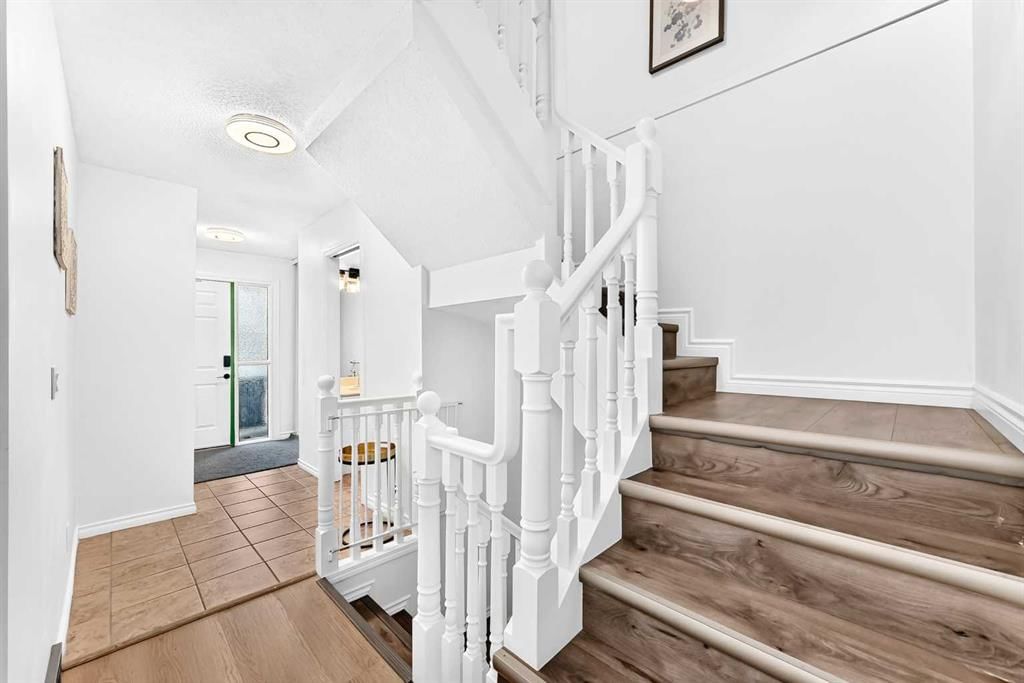 316 Coachway Lane SW, Calgary — photo 5 of 41