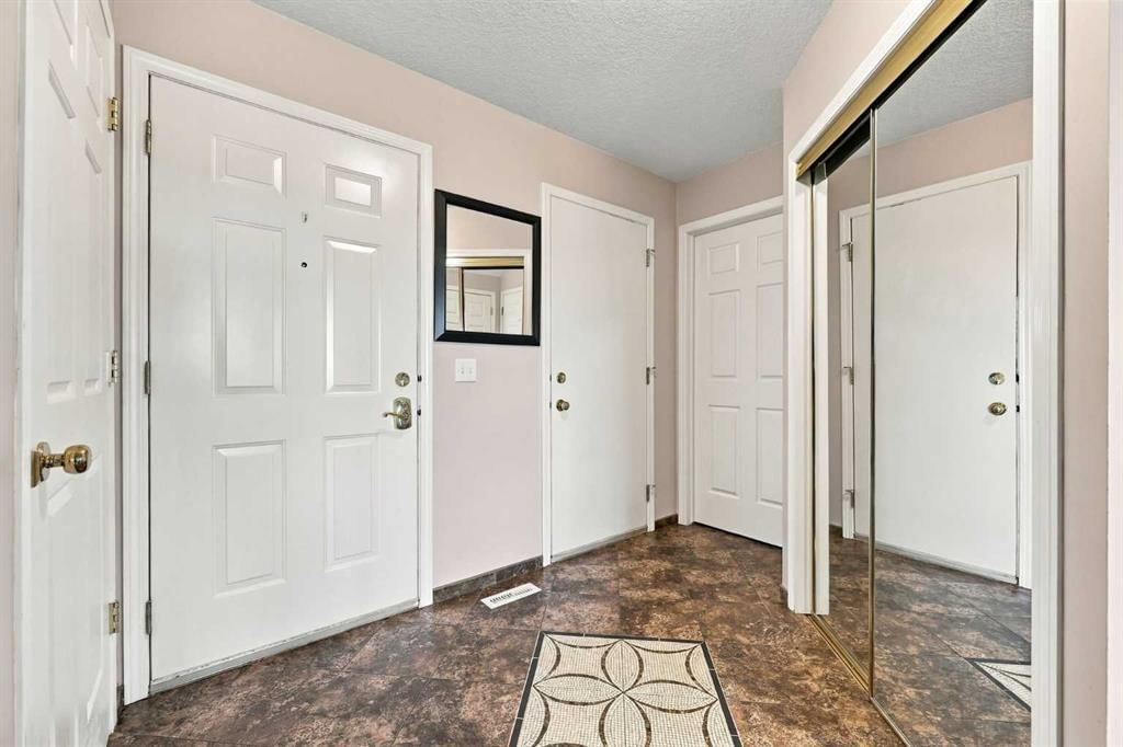 90 Hidden Ranch Terrace NW, Calgary — photo 4 of 44