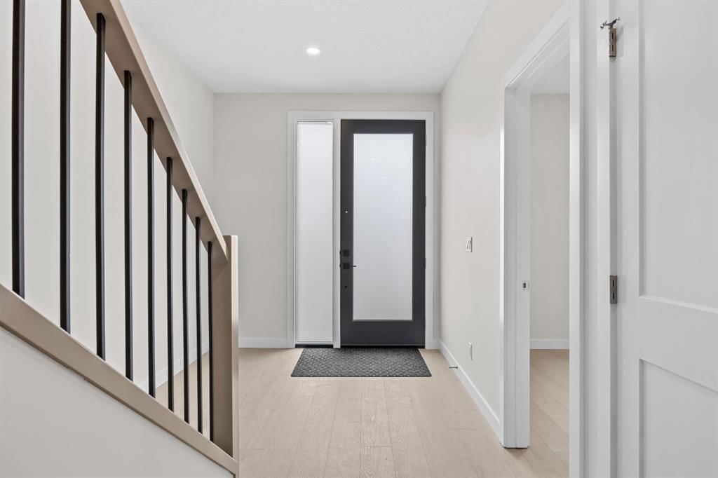 124 Greenwich Drive NW, Calgary — photo 3 of 50
