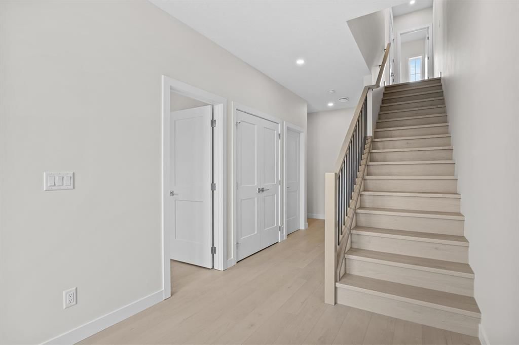 124 Greenwich Drive NW, Calgary — photo 4 of 50
