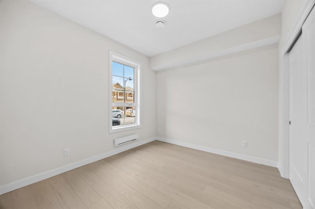 124 Greenwich Drive NW, Calgary — photo 5 of 50
