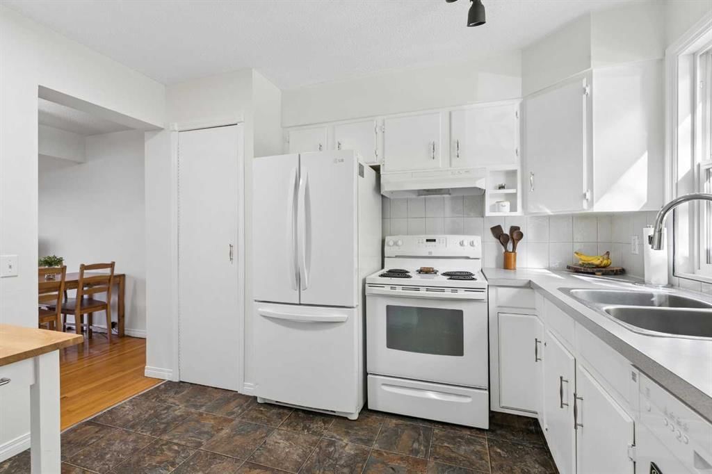 8, 330 Canterbury Drive SW, Calgary — photo 2 of 22