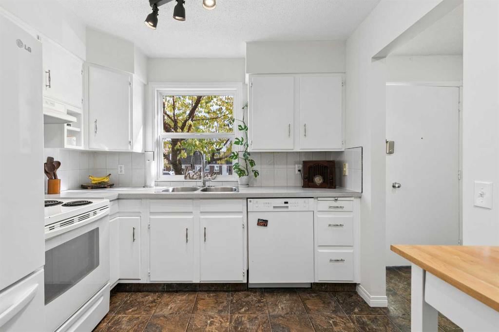 8, 330 Canterbury Drive SW, Calgary — photo 3 of 22