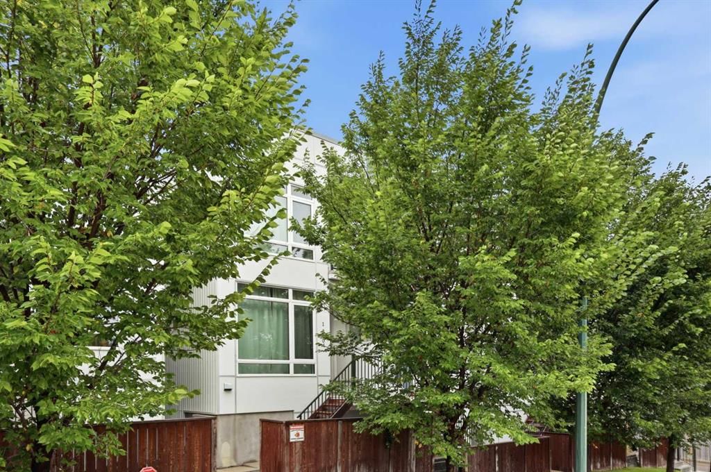 2, 3804 Parkhill Place SW, Calgary — photo 2 of 47