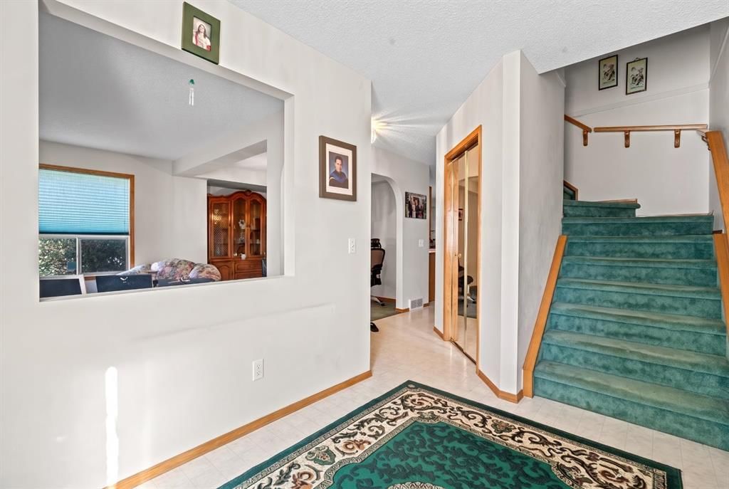 92 Del Ray Close NE, Calgary — photo 3 of 28