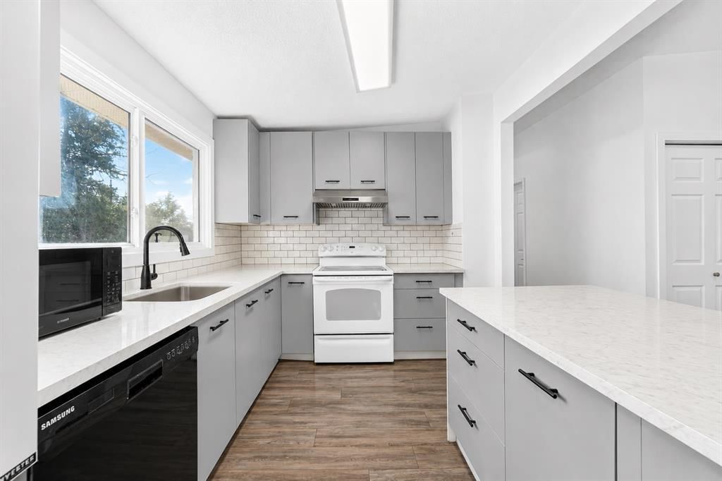 5608 Pensacola Crescent SE, Calgary — photo 5 of 30