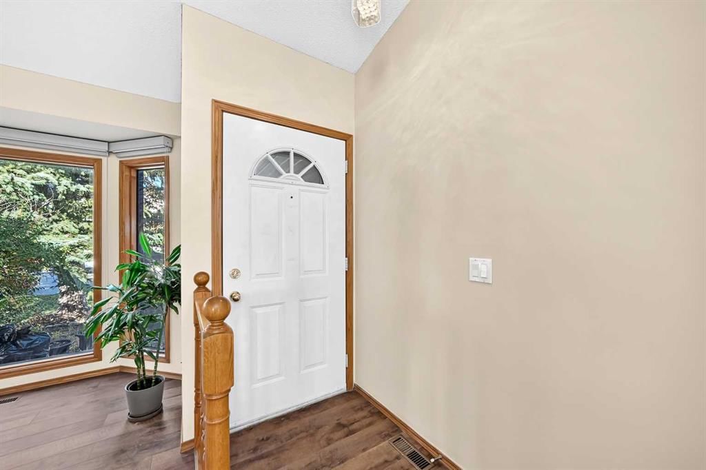 144 Hawkdale Close NW, Calgary — photo 3 of 42