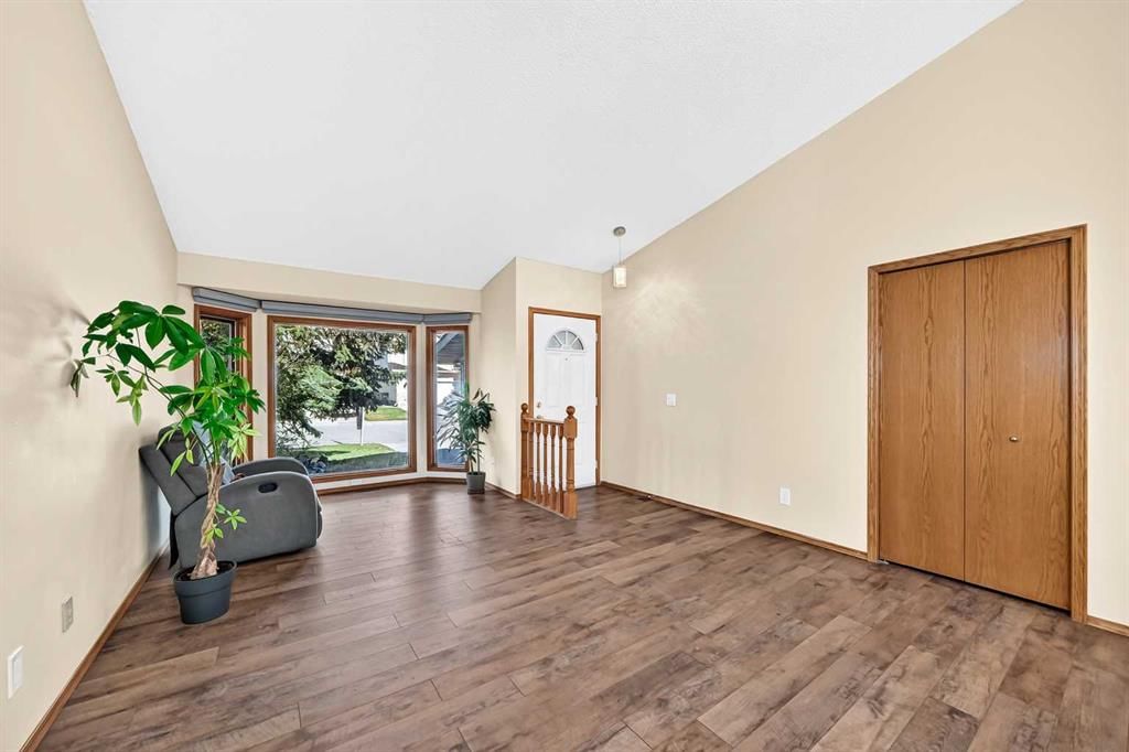 144 Hawkdale Close NW, Calgary — photo 5 of 42