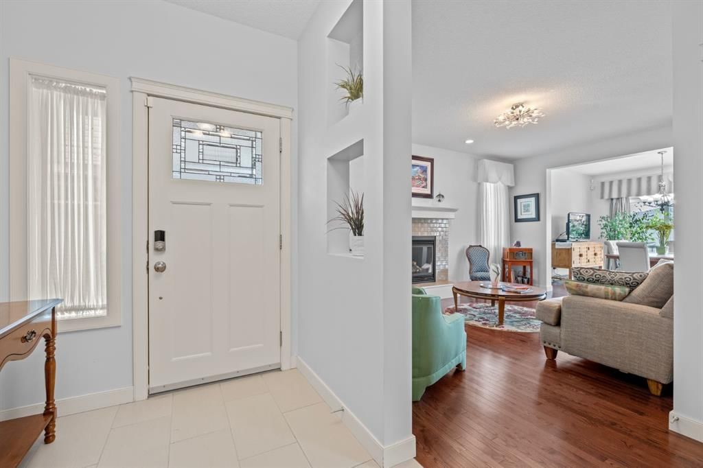 28 Evansview Manor NW, Calgary — photo 3 of 39