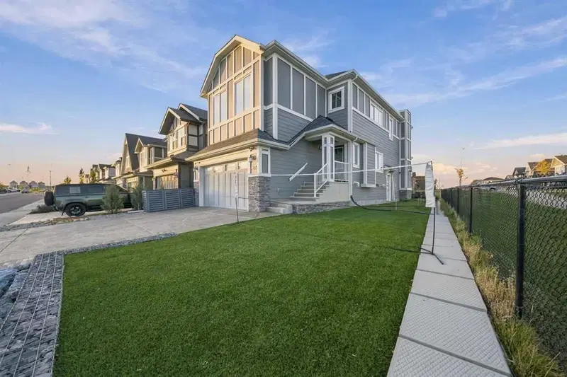 168 Magnolia Manor SE, Calgary — photo 2 of 50