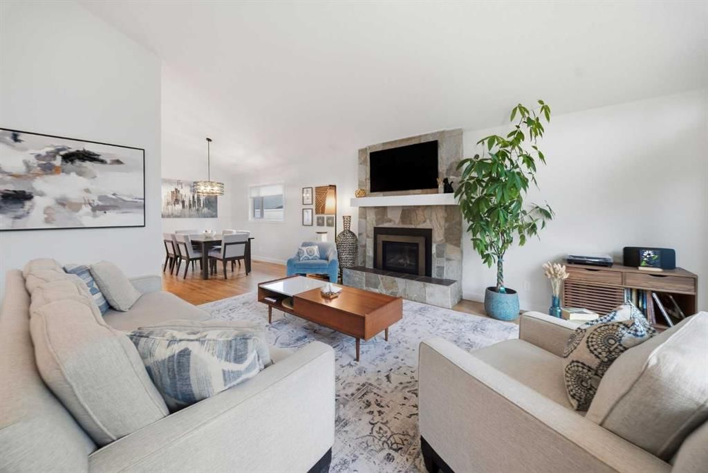 528 Willacy Drive SE, Calgary — photo 4 of 50