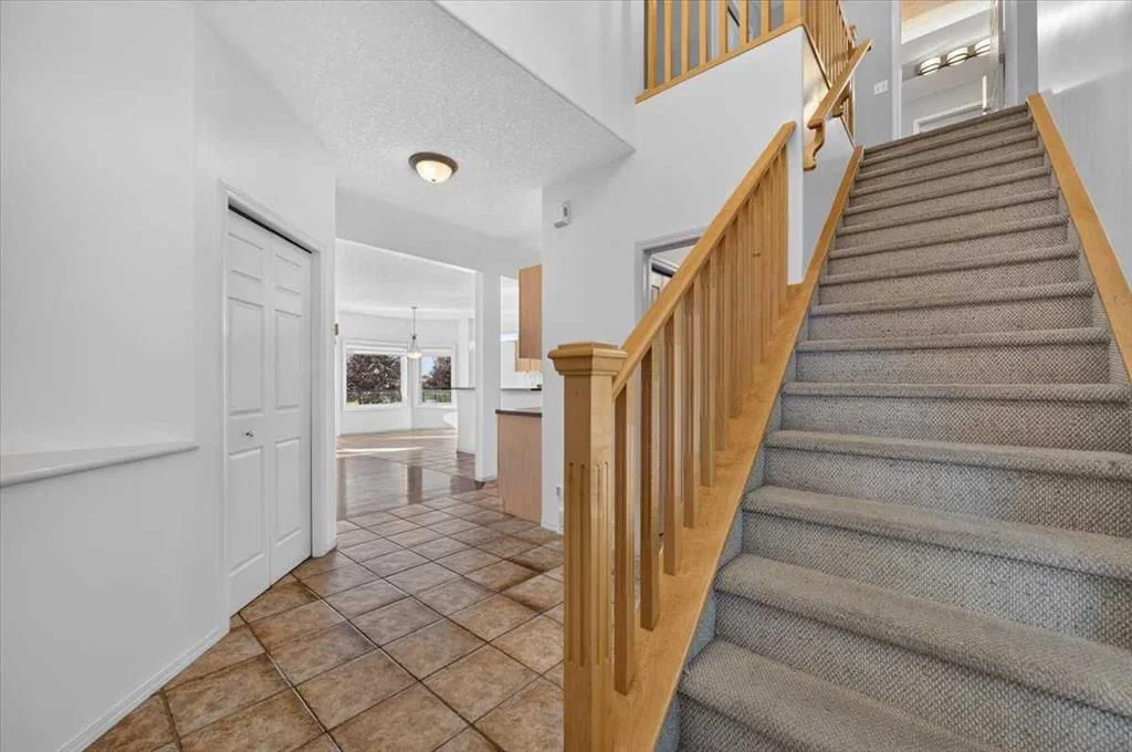 254 Panamount Close NW, Calgary — photo 4 of 47