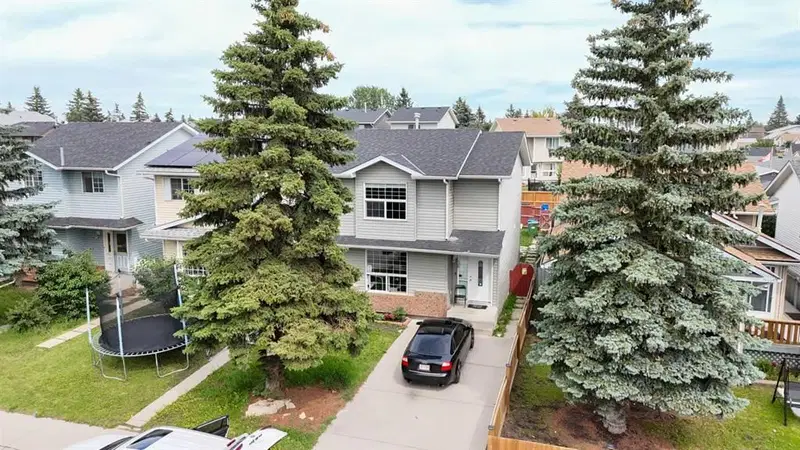 136 Martindale Drive NE, Calgary — photo 2 of 25