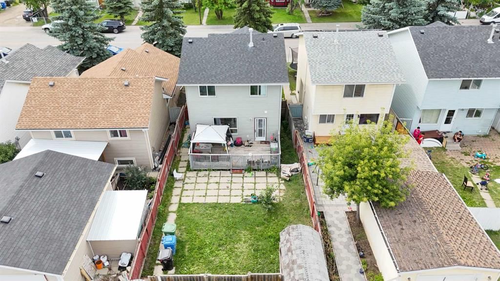136 Martindale Drive NE, Calgary — photo 4 of 25