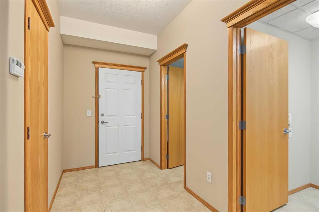 209, 15 Everstone Drive SW, Calgary — photo 2 of 39