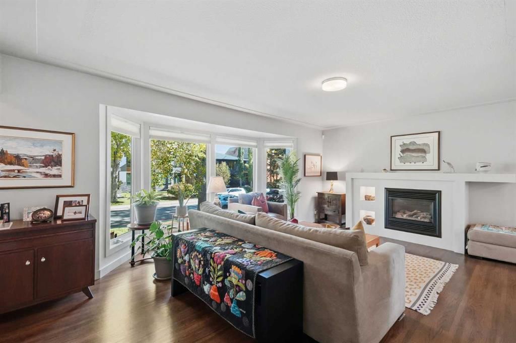 2515 19A Street SW, Calgary — photo 4 of 36