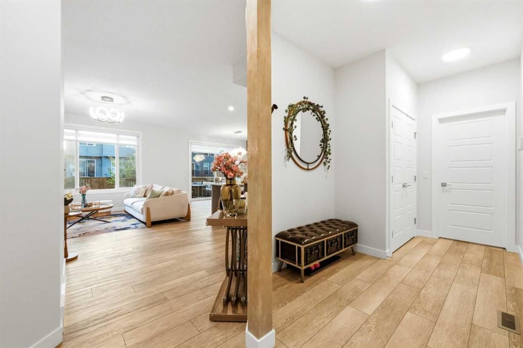 251 Creekside Way SW, Calgary — photo 4 of 50