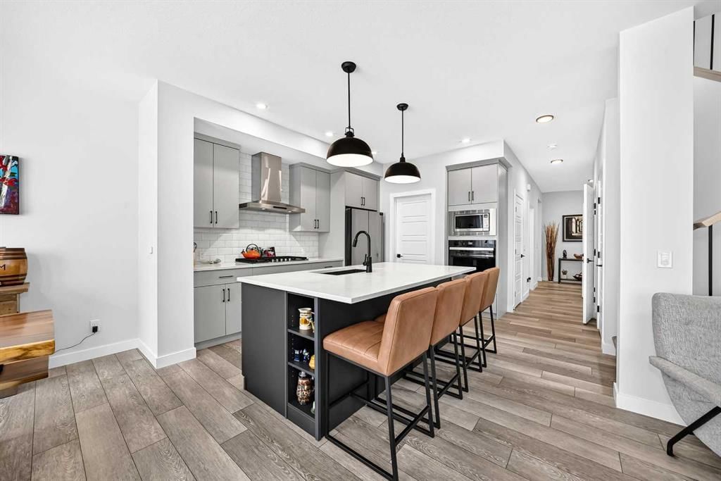 19 Versant View SW, Calgary — photo 3 of 48
