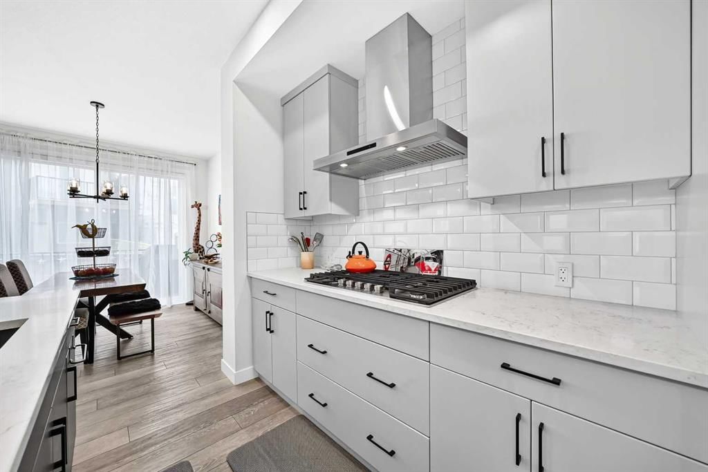 19 Versant View SW, Calgary — photo 4 of 48
