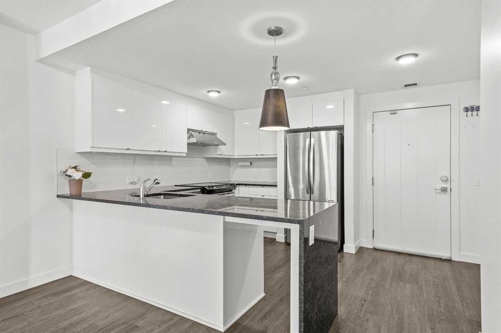 103, 25 Aspenmont Heights SW, Calgary — photo 4 of 40