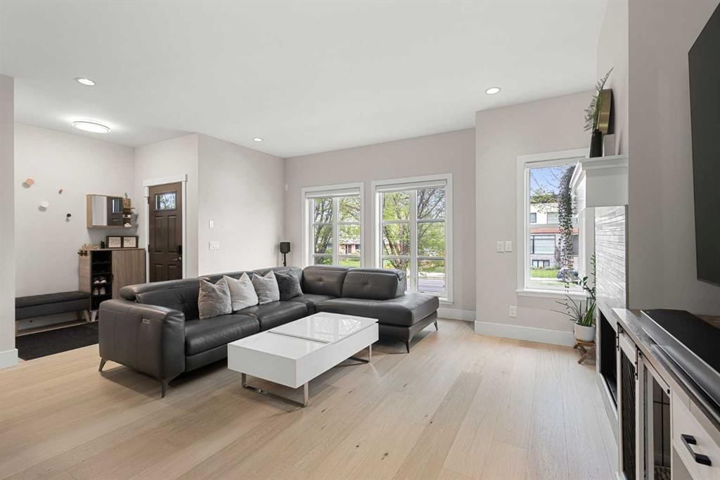 3804 Sarcee Road SW, Calgary — photo 4 of 47