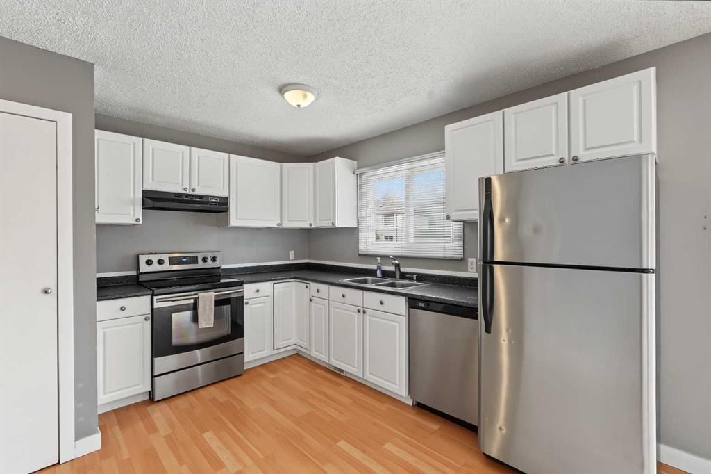 1215 137 Avenue SE, Calgary — photo 4 of 12