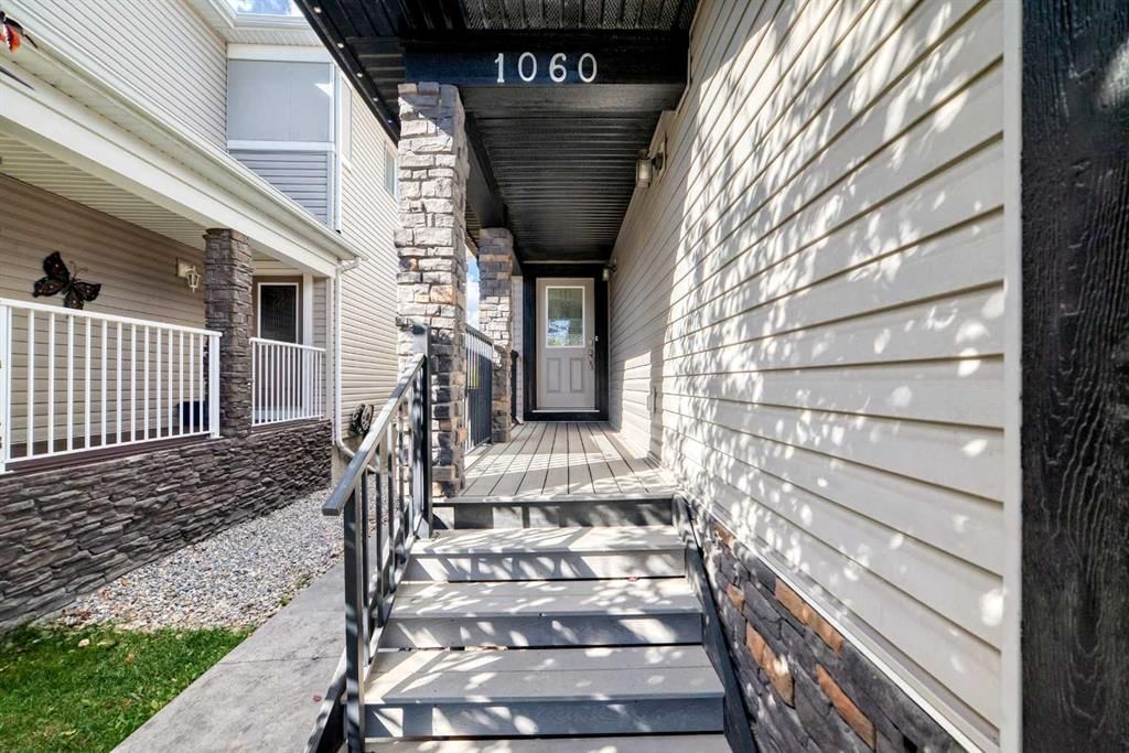 1060 KINGSTON Crescent SE, Airdrie — photo 2 of 50