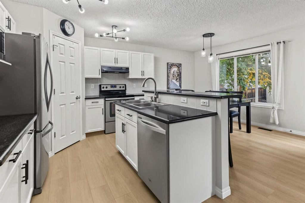 16 Evansbrooke Rise NW, Calgary — photo 3 of 46