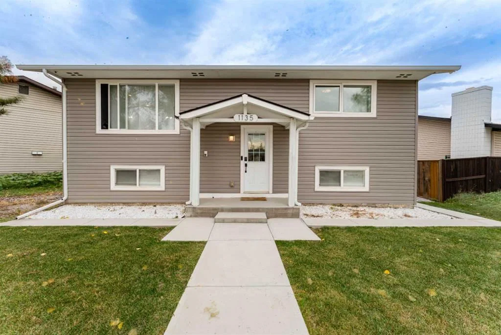 1135 penrith Crescent SE, Calgary — main listing photo