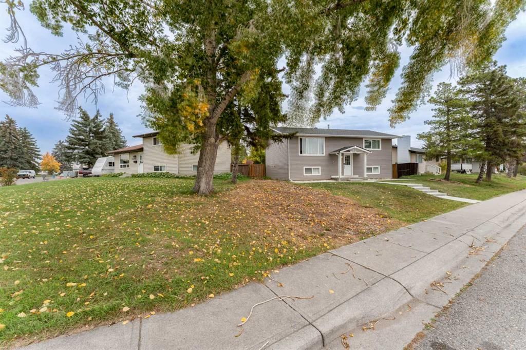 1135 penrith Crescent SE, Calgary — photo 2 of 47