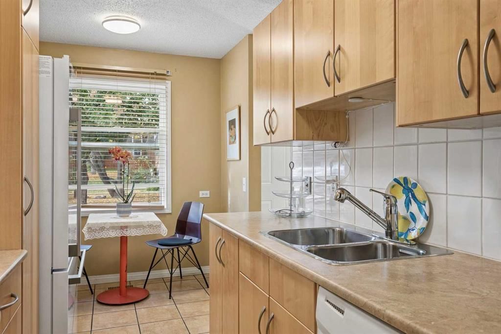 23, 330 Canterbury Drive SW, Calgary — photo 2 of 49