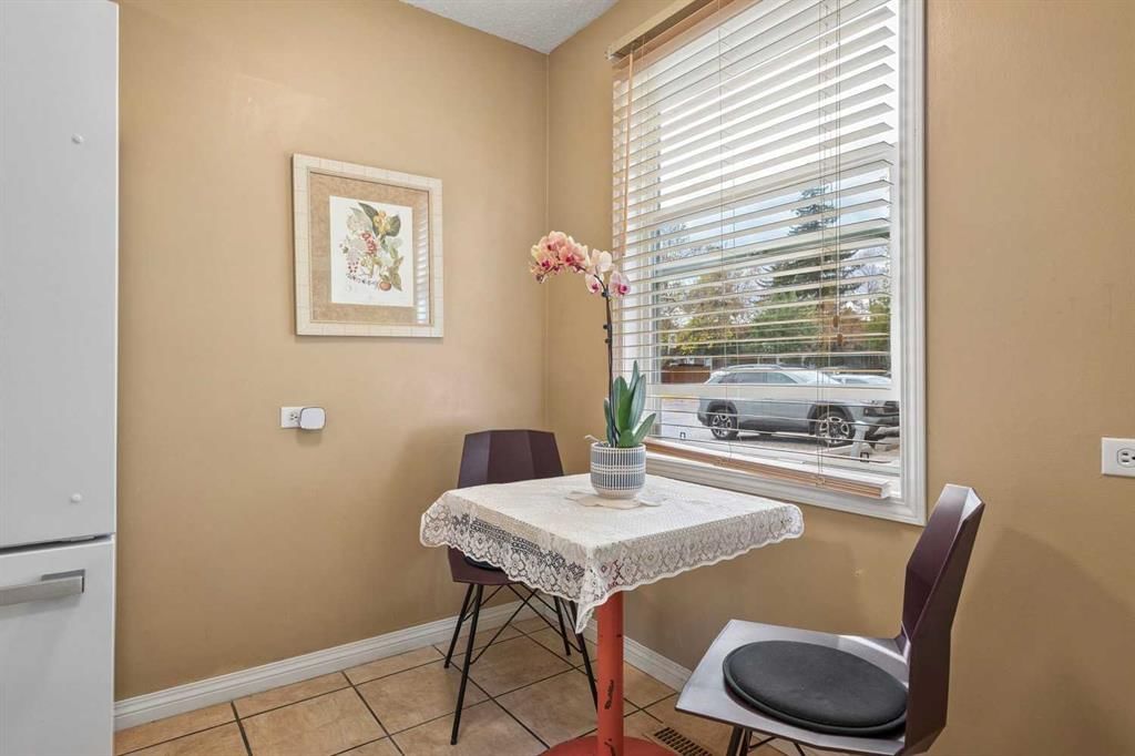 23, 330 Canterbury Drive SW, Calgary — photo 3 of 49