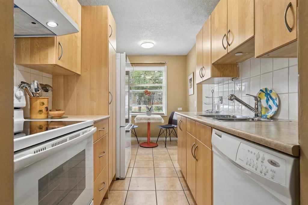 23, 330 Canterbury Drive SW, Calgary — photo 4 of 49