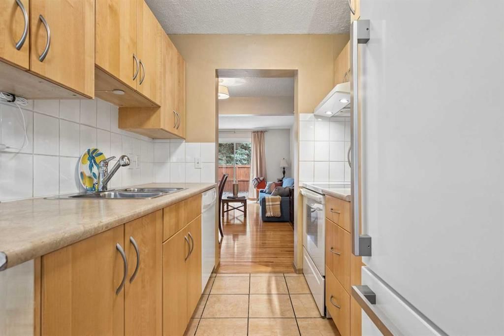 23, 330 Canterbury Drive SW, Calgary — photo 5 of 49