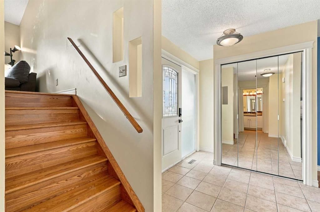 6624 37 Street SW, Calgary — photo 4 of 29