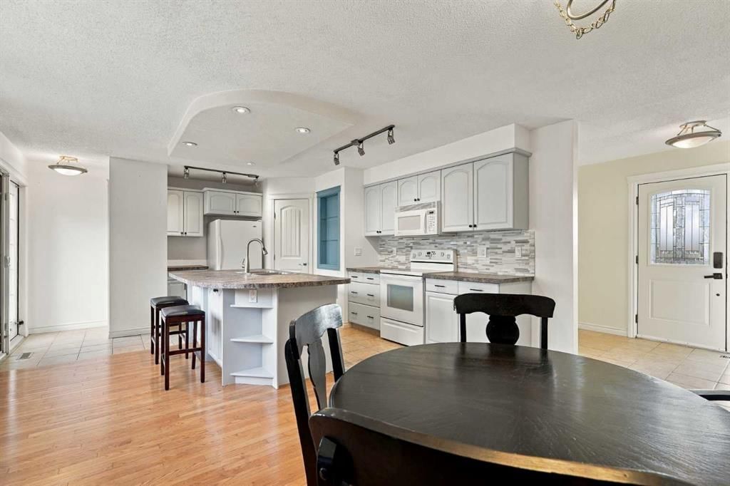 6624 37 Street SW, Calgary — photo 5 of 29