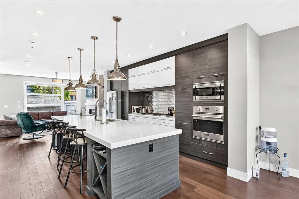 2220 33 Street SW, Calgary — photo 4 of 44