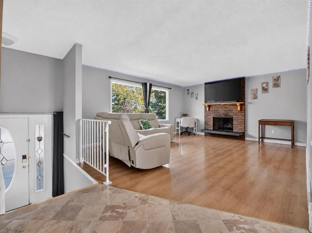 640 Maidstone Drive NE, Calgary — photo 5 of 42