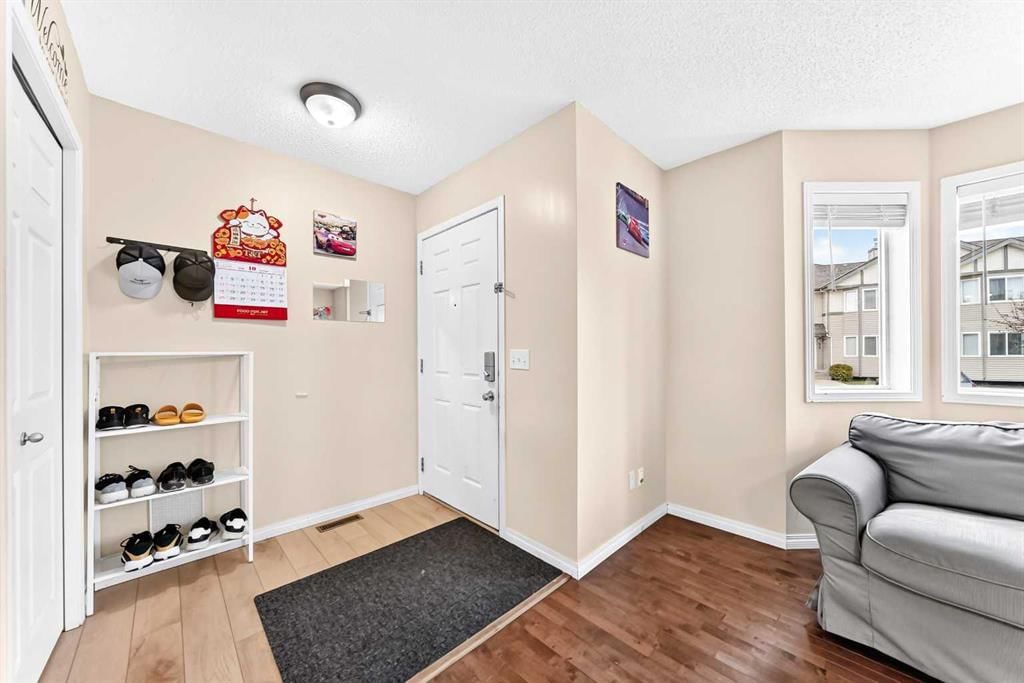 48 Royal Birch Villas NW, Calgary — photo 3 of 30