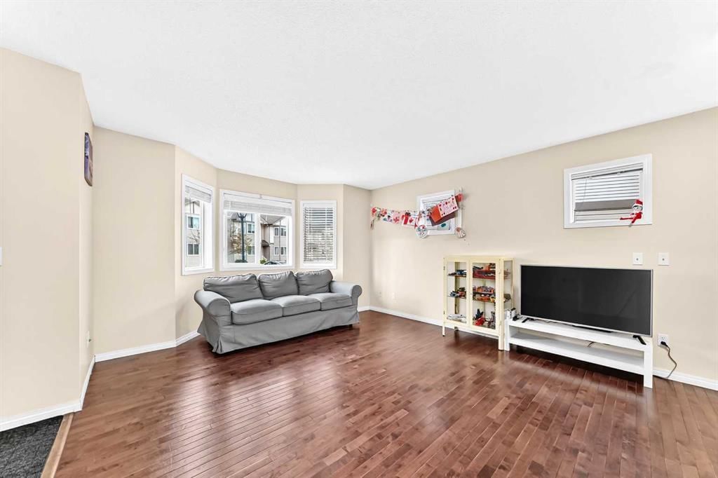 48 Royal Birch Villas NW, Calgary — photo 5 of 30