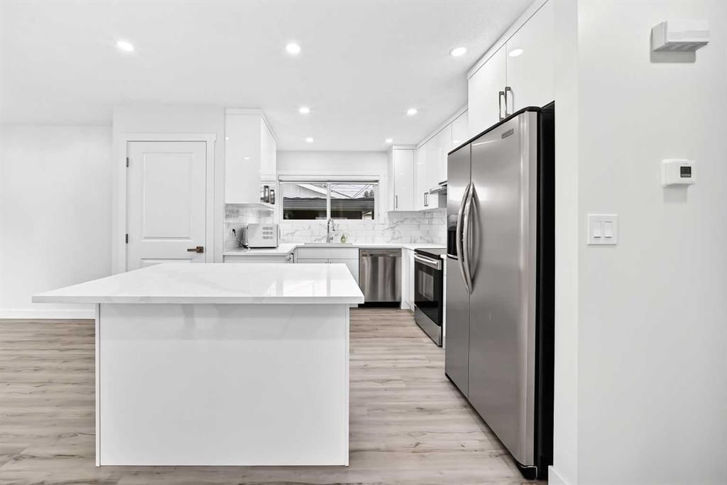 4908 Marlborough Drive NE, Calgary — photo 3 of 30