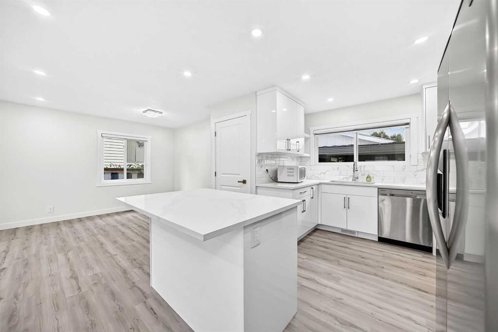 4908 Marlborough Drive NE, Calgary — photo 4 of 30