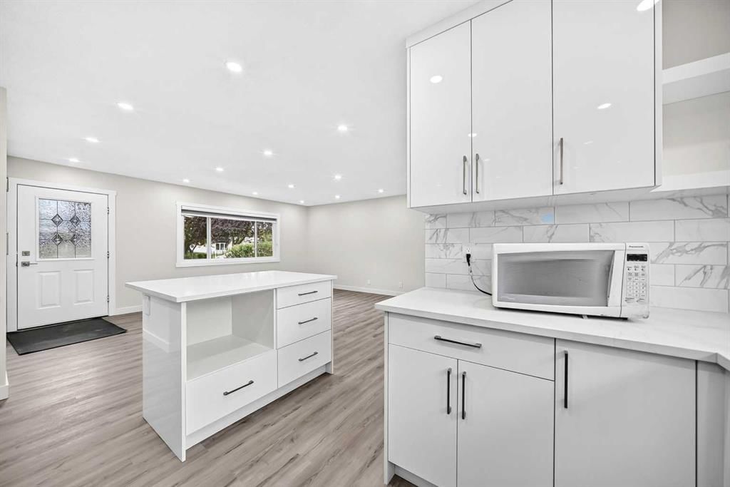 4908 Marlborough Drive NE, Calgary — photo 5 of 30