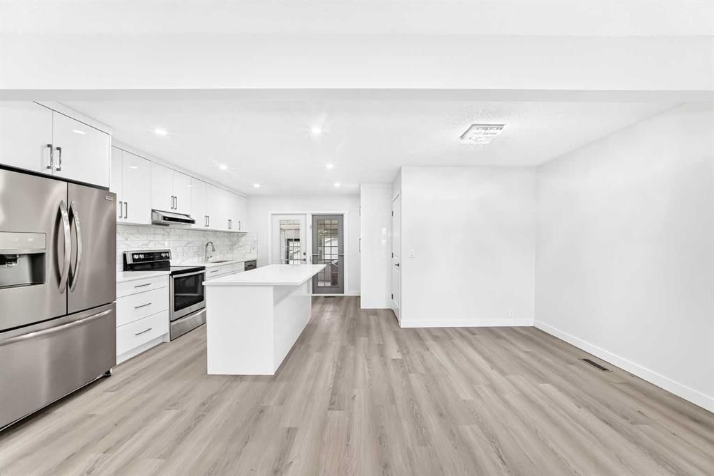 3319 Radcliffe Drive SE, Calgary — photo 4 of 30